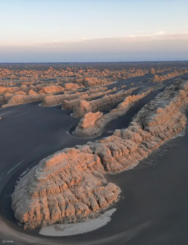 敦煌西千佛洞+玉门关+雅丹地质公园三日游（可选中/英文拼团）敦煌古城：重现昔日繁华，体验唐宋时期敦煌作为西北重镇的雄姿与风情。西千佛洞：艺术瑰宝，洞窟壁画内容丰富，包括佛像、飞天等，古朴典雅。玉门关：丝绸之路北线重要关隘，承载深厚历史底藴，见证东西方文化交融。雅丹地质公园：彷佛置身火星表面，千姿百态的雅丹地貌让人惊叹不已。【阳关】是中国古代陆路对外交通咽喉之地，是丝绸之路南路必经的关隘。因坐落在玉门关之南而取名阳关，始建于汉武帝元鼎年间（公元前111年），在河西"列四郡、据两关"，阳关即是两关之一。玉门关位于甘肃省敦煌市西北，始置于汉武帝时期，是汉时通往西域的门户。玉门关位于甘肃省敦煌市西北，始置于汉武帝时期，是汉时通往西域的门户。现存城垣完整，呈方形，有西、北两门。玉门关历史上是丝绸之路的重要关隘，现作为遗址入选《世界遗产名录》，成为凭古吊今的著名景点。在游客大厅参观地学博物馆后，乘坐景区的区间车进入景区。车上配备讲解，游客进入景区后需乘坐区间车游玩，区间车会停靠在园内北在线的4个景点，分别是金狮迎宾、金字塔、孔雀和西海舰队。